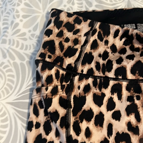 Women’s Victoria’s Secret leopard print leggings size 10 - Picture 2 of 3